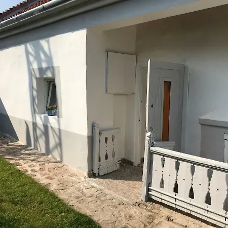 Gólyásház Apartman *